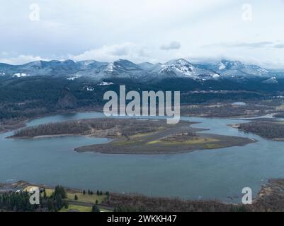 Nuvole e neve coprono l'aspro paesaggio montano della gola del fiume Columbia, che separa gli stati del Nord-ovest Pacifico dell'Oregon e di Washington. Foto Stock