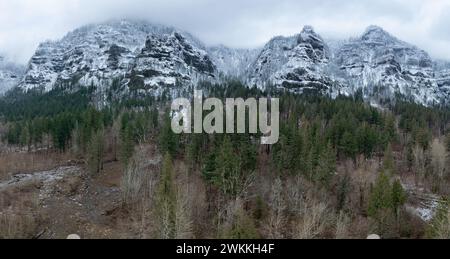 Nuvole e neve coprono l'aspro paesaggio montano della gola del fiume Columbia, che separa gli stati del Nord-ovest Pacifico dell'Oregon e di Washington. Foto Stock