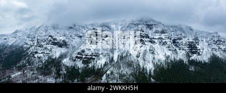 Nuvole e neve coprono l'aspro paesaggio montano della gola del fiume Columbia, che separa gli stati del Nord-ovest Pacifico dell'Oregon e di Washington. Foto Stock