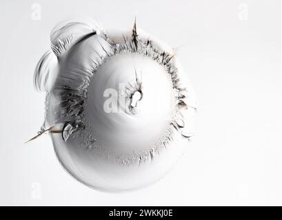 Vetro rotto primo piano su sfondo bianco. Foro di proiettile nella finestra. Vista laterale. Foto Stock