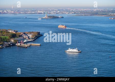 Upper New York Bay è una destinazione popolare per gite in barca a Governors Island e alla Statua della libertà. Foto Stock