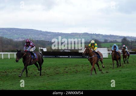 Monks Meadow cavalcato da Tom Bellamy (a sinistra) sulla strada per vincere il Suzuki ATV UK Ludlow Maiden hurdle all'ippodromo di Ludlow. Data foto: Mercoledì 21 febbraio 2024. Foto Stock