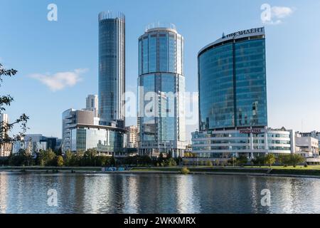 Grattacieli sull'argine del fiume Iset a Ekaterinburg, Russia Foto Stock