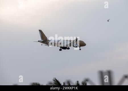 Gulf Air Airbus A320 aerei di atterraggio all'Aeroporto Internazionale di Bahrain Foto Stock
