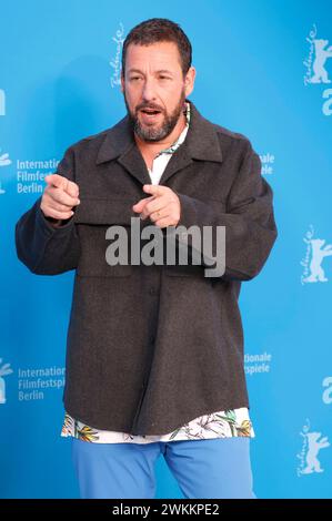 Adam Sandler beim Photocall zum Kinofilm Spaceman auf der Berlinale 2024 / 74. Internationale Filmfestspiele Berlin im Hotel Grand Hyatt. Berlino, 21.02.2024 *** Adam Sandler al photocall per il film Spaceman al Berlinale 2024 74 Berlin International Film Festival all'Hotel Grand Hyatt Berlin, 21 02 2024 foto:xD.xBedrosianx/xFuturexImagex spaceman 4274 Foto Stock