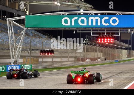 Sakhir, Bahrein. 21 febbraio 2024. George Russell (GBR) Mercedes AMG F1 W15 e Zhou Guanyu (CHN) Sauber C44. Formula One Testing, Day One, mercoledì 21 febbraio 2024. Sakhir, Bahrein. Crediti: James Moy/Alamy Live News Foto Stock