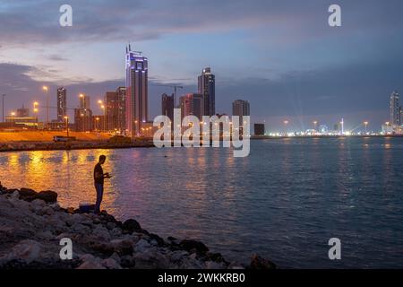 Manama, Bahrein - 27 dicembre 2023: Porto finanziario del Bahrain, Harbor Towers, vista dello skyline del Bahrain al tramonto all'alba Foto Stock