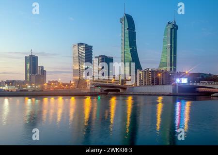 Manama, Bahrein - 27 dicembre 2023: Porto finanziario del Bahrain, Harbor Towers, vista dello skyline del Bahrain al tramonto all'alba Foto Stock