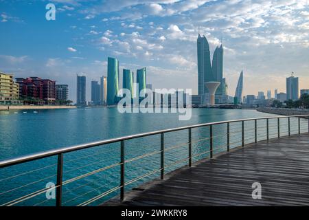 Manama, Bahrein - 27 dicembre 2023: Porto finanziario del Bahrain, Harbor Towers, vista dello skyline del Bahrain al tramonto all'alba Foto Stock