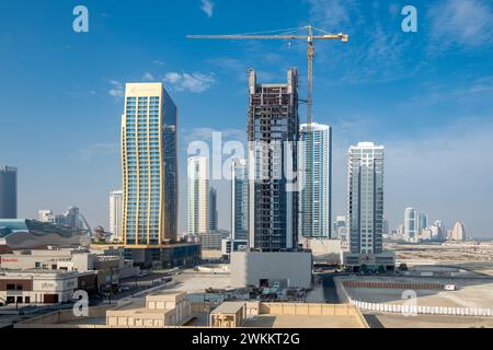 Manama, Bahrein - 27 dicembre 2023: Porto finanziario del Bahrain, Harbor Towers, vista dello skyline del Bahrain al tramonto all'alba Foto Stock