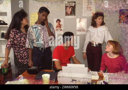 Austin, Texas, Stati Uniti, 1992: Ragazze e ragazzi adolescenti svolgono un lavoro di clericale mentre fanno volontariato presso l'ufficio della Croce Rossa. ©Bob Daemmrich Foto Stock