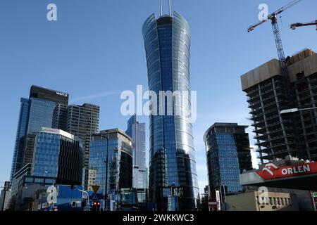 Varsavia, Polonia - 12 agosto 2023. Edificio per uffici Warsaw Spire nell'area finanziaria di Varsavia, capitale della Polonia. Foto Stock