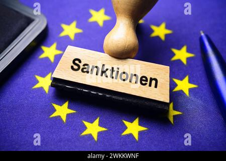 FOTOMONTAGE, Stempel mit Aufschrift Sanktionen auf EU-Fahne, EU-Sanktionen *** FOTOMONTAGE, timbro con iscrizione di sanzioni sulla bandiera UE, sanzioni UE Foto Stock