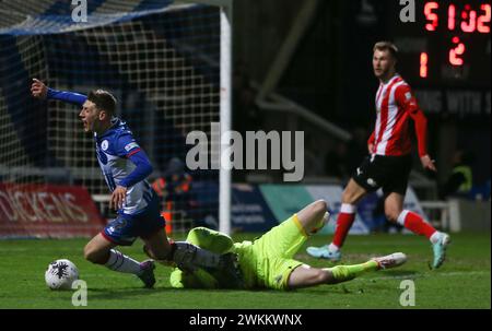 Joe Grey dell'Hartlepool United è stato sporcato nel box durante la partita della Vanarama National League tra Hartlepool United e Altrincham al Victoria Park di Hartlepool, martedì 20 febbraio 2024. (Foto: Michael driver | mi News) crediti: MI News & Sport /Alamy Live News Foto Stock