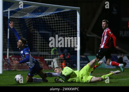 Joe Grey dell'Hartlepool United viene fregato all'interno della scatola durante la partita della Vanarama National League tra Hartlepool United e Altrincham al Victoria Park di Hartlepool martedì 20 febbraio 2024. (Foto: Michael driver | mi News) crediti: MI News & Sport /Alamy Live News Foto Stock