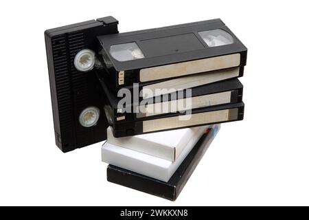 Pila di videocassette VHS. Media vintage. Isolare su sfondo bianco. Foto Stock