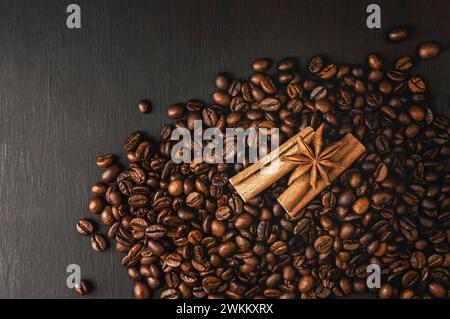 Chicchi di caffè tostati, spezie e turco (cezve). Caffè turco con composizione di cannella e anice. Bastoncini di cannella e anice stelle spezie su tostato c Foto Stock