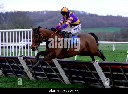 Canty Bay cavalcata dal fantino Tom Bellamy sulla strada per vincere il Suzuki UK 'King of Quads' handicap hurdle all'ippodromo di Ludlow. Data foto: Mercoledì 21 febbraio 2024. Foto Stock