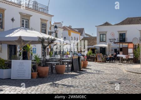 Ristoranti Vila Adentro e Tertulia Algarvia a Praca Dom Afonso III Faro Portogallo 6 febbraio 2024 Foto Stock