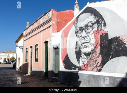 Rua do Trem Faro Portugal Un murale di Daniel Eime del musicista folk portoghese Zeca Afonso, nome completo José Manuel Cerqueira Afonso dos Santos. Foto Stock