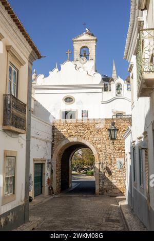 Faro Town Arch (Arco da Vila), Un monumento nazionale portoghese con i resti delle mura della città Vecchia a Faro, Algarve in Portogallo Foto Stock