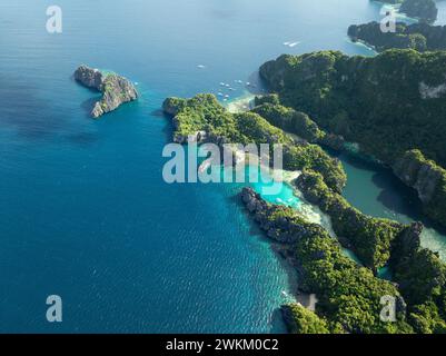 Twin Rocks e Lagoon con barche e kayak. Miniloc Island. El Nido, Palawan. Filippine. Foto Stock