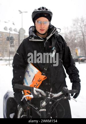 Corriere di biciclette in inverno, Monaco, Baviera, Germania Foto Stock