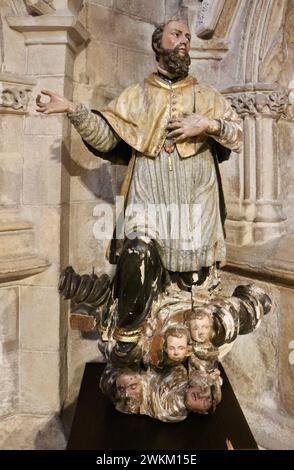 Scultura del XIII secolo catalano San Ramón Nonato nella Colegiata della chiesa di San Miguel Aguilar de Campoo Palencia Castiglia e Leon Spagna Foto Stock