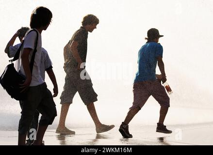 Due adolescenti si rinfrescano in una fontana a Karlsplatz, Monaco, Baviera, Germania Foto Stock