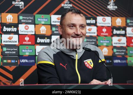 Francia. 21 febbraio 2024. © PHOTOPQR/VOIX DU NORD/SEVERINE COURBE ; 21/02/2024 ; Friburgo, Stade Europa, Allemagne le 21/02/24. Conference de presse du coach du RC Lens Franck Haise avant le match de Barrage retour de Ligue Europa contre le SC Fribourg. FOTO SEVERINE COURBE LA VOIX DU NORD 21 febbraio 2024 Conferenza stampa di RC Lens un giorno prima della partita contro il Friburgo in Europa League crediti: MAXPPP/Alamy Live News Foto Stock