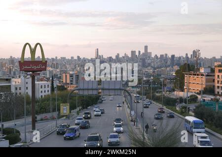 Beirut, Libano. 20 febbraio 2024. Grattacieli al crepuscolo, Beirut, Libano, 20 febbraio 2024. Lunedì 19 febbraio, il crollo di un edificio nei sobborghi della capitale libanese ha causato la morte di quattro persone, facendo luce sulla questione del rispetto degli standard edilizi in Libano. (Foto di Elisa Gestri/Sipa USA) credito: SIPA USA/Alamy Live News Foto Stock