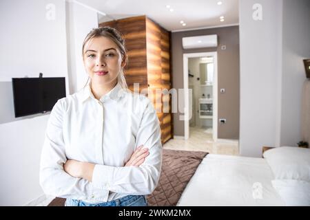 Ritratto di una supervisore donna in camera d'albergo. Foto Stock