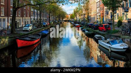 Amsterdam, Nedherlands - 5 novembre 2017: Skyline del centro città con case in mattoni e barche. Famoso punto di riferimento della vecchia città europea in autunno. Foto Stock