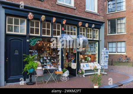 Amsterdam, Nedherlands - novembre 5,2017: Piccolo negozio nel centro storico della città. Famoso punto di riferimento della vecchia città europea. Foto Stock