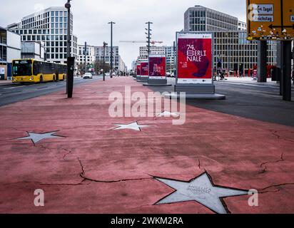 Derelict Boulevard of Stars nel centro di Berlino, versione tedesca della Hollywood Walk of Fame con i cartelli del Berlinale Berlin Film Festival Foto Stock