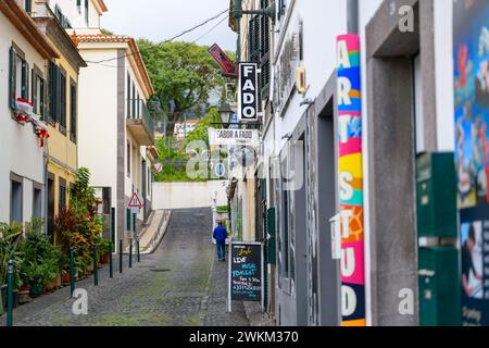 Un ristorante che offre spettacoli di Fado dal vivo, musica tradizionale nella città vecchia del Portogallo, a Funchal, Portogallo, sull'isola di Madeira. Foto Stock