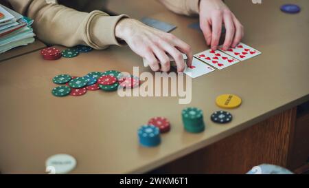 Gli studenti delle scuole superiori giocano a poker nel loro tempo libero. Foto Stock