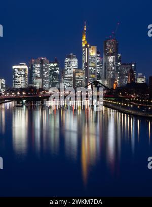 21 febbraio 2024, Assia, Francoforte sul meno: Le luci dello skyline bancario di Francoforte sul meno si illuminano all'ultima luce della giornata. Foto: Boris Roessler/dpa Foto Stock