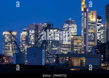 21 febbraio 2024, Assia, Francoforte sul meno: Le luci dello skyline bancario di Francoforte sul meno si illuminano all'ultima luce della giornata. Foto: Boris Roessler/dpa Foto Stock