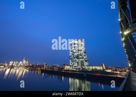 21 febbraio 2024, Assia, Francoforte sul meno: Le luci dello skyline bancario di Francoforte sul meno e della BCE brillano nell'ultima luce della giornata. Foto: Boris Roessler/dpa Foto Stock