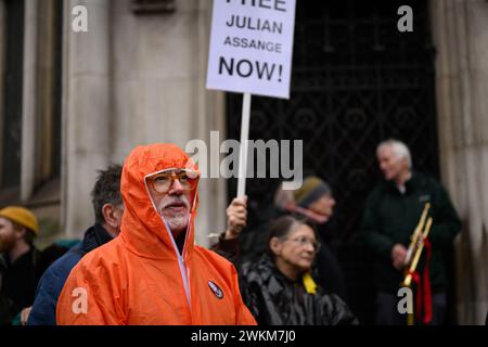 21 febbraio 2024: Per il secondo giorno i manifestanti si riuniscono fuori dall'alta Corte a sostegno di Julian Assange, mentre il fondatore di WikiLeaks combatte l'estradizione negli Stati Uniti. Assange, nato in Australia, dovrebbe testimoniare tramite video link dalla prigione di sicurezza Belmarsh, dove è trattenuto. Foto Stock