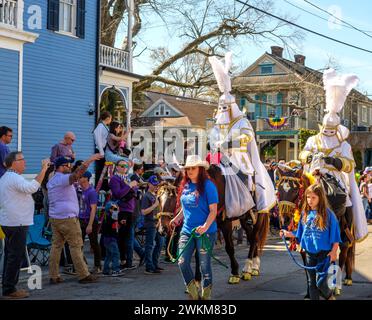 NEW ORLEANS, LA, Stati Uniti d'America - 19 FEBBRAIO 2023: I duchi Krewe di Thoth passano attraverso la folla a cavallo durante la sfilata del Mardi Gras su Magazine Street Foto Stock