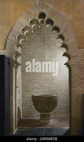 Fonte battesimale decorata con gadroon sotto gli archi. Arenaria. xv secolo. Dalla Chiesa di San Román, Toledo, Spagna. Museo dei consigli e della cultura visigoti. Toledo, Castiglia-la Mancha, Spagna. Foto Stock