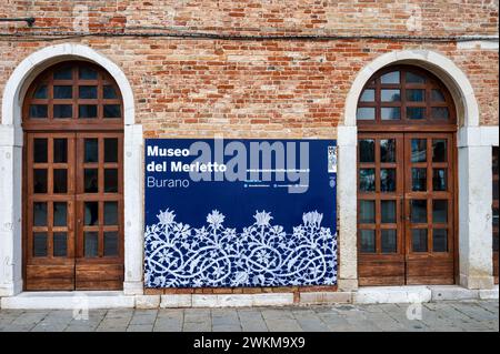 Burano, Italia - 25 febbraio 2023: La facciata del Musseo del Merletto o del Museo del Merletto a Burano Foto Stock