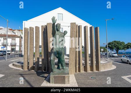 Monumento in onore dell'emigrante delle Azzorre su un viale a Ponta Delgada-Sao Miguel-Aores-Portogallo.3-3-2024 Foto Stock