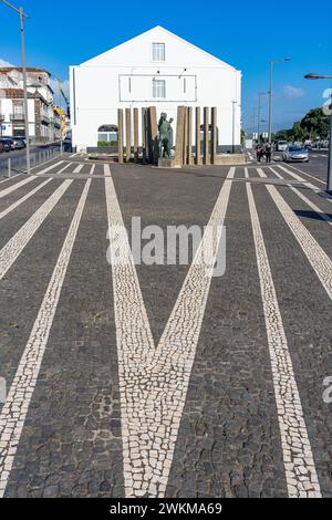 Monumento in onore dell'emigrante delle Azzorre su un viale a Ponta Delgada-Sao Miguel-Aores-Portogallo.3-3-2024 Foto Stock