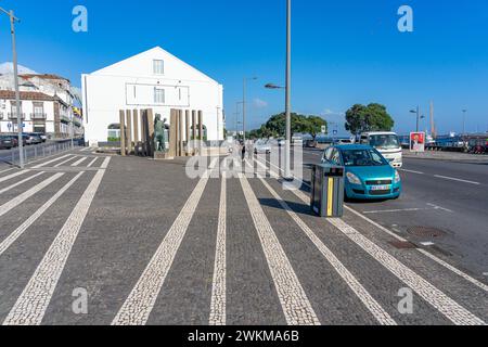 Monumento in onore dell'emigrante delle Azzorre su un viale a Ponta Delgada-Sao Miguel-Aores-Portogallo.3-3-2024 Foto Stock