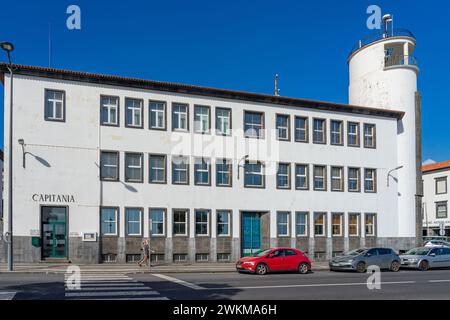 Facciata anteriore del capitanato di fronte al mare su un viale a Ponta Delgada-São Miguel-Aores-Portugal.3-3-2024 Foto Stock