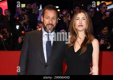 Adam Sandler und Seine Ehefrau Jackie Sandler bei der Special Gala zum FIM „Spaceman“ Am Berlinale Palast der 74. Internationalen Filmfestspiele AM 21 Foto Stock