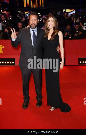 Adam Sandler und Seine Ehefrau Jackie Sandler bei der Special Gala zum FIM „Spaceman“ Am Berlinale Palast der 74. Internationalen Filmfestspiele AM 21 Foto Stock